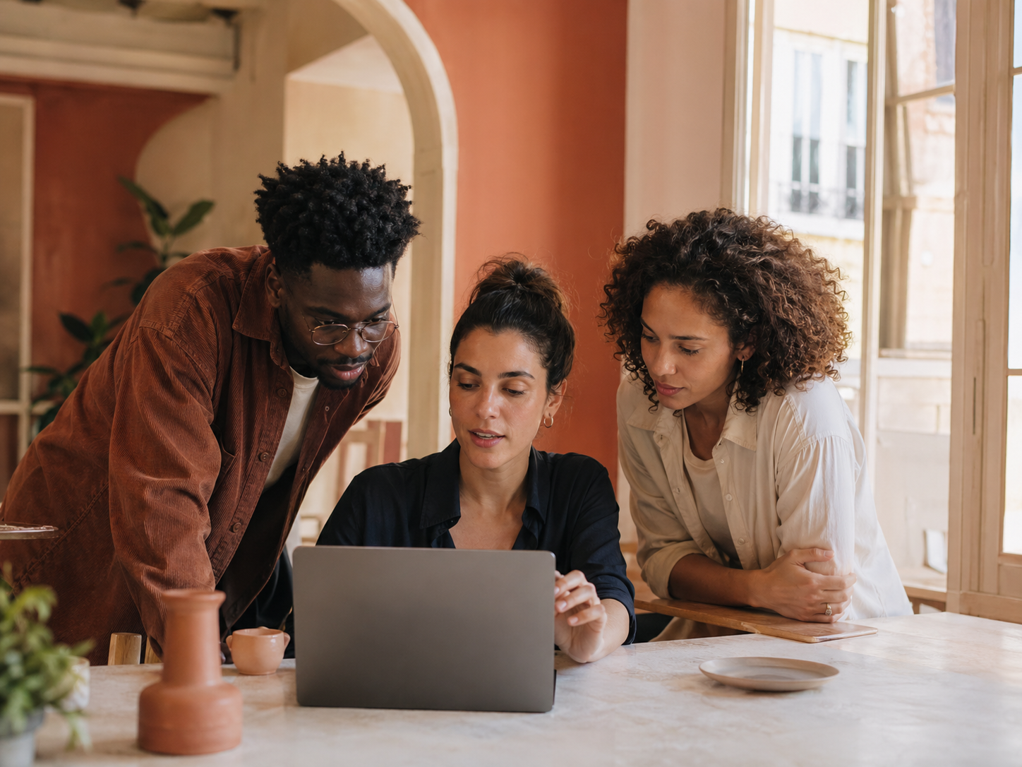 Equipa a trabalhar em conjunto num sistema Manka